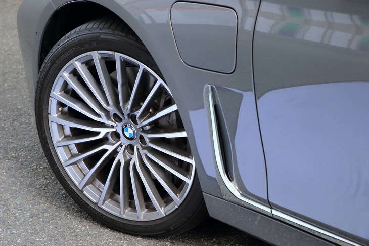 マルチスポークの「スタイリング777」ホイールは31万2000円のオプション装備。テスト車には「ブリヂストン・ポテンザS001」のランフラットタイプが装着されていた。