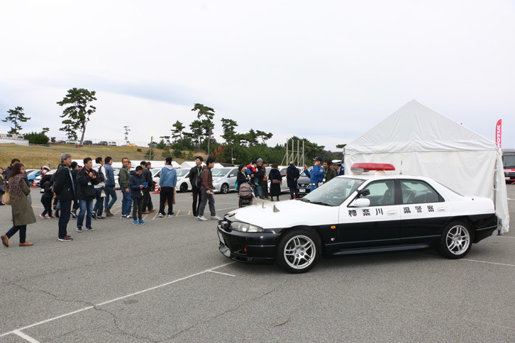 こちらも恒例の特別ゲスト（？）である、神奈川県警に所属する「スカイラインGT-R 40thアニバーサリー」ベースのパトカー。会場入りすると共に、参加者たちの被写体となっていた。通常なら、既に退役していてもいい年式のモデルだが、今なお、さまざまなイベントで交通安全PRなどに活躍する人気者。神奈川県警でも、できるだけ維持できるように大切にされている様子だ。