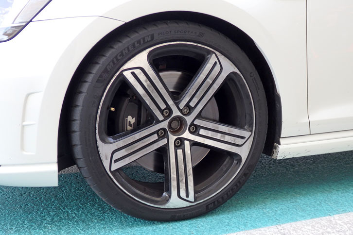 テスト車には235/35ZR19サイズの「パイロットスポーツ4S」が装着されていた。（写真＝webCG）