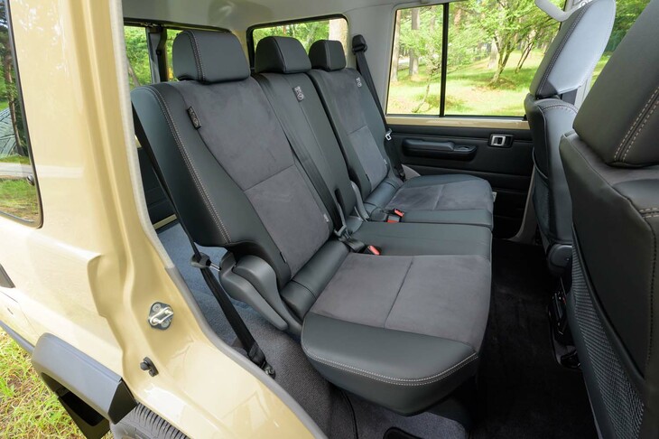 リアシートは4：6の分割可倒・リクライニング機構付き。前席のコンソールボックスの背面には、後席用のヒーターが装備されている。なお、ナナマルのボディーは“5ナンバー枠時代”そのままなので、ワイドな外見のイメージからすると、車内はやや狭い印象だ。