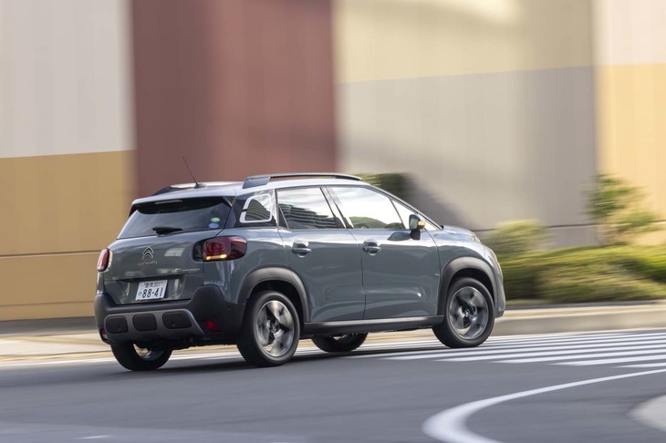 試乗車のボディーカラーは「カーキグレー」。「ボルダイックブルー」「ルージュペッパー」とともに追加された新色で、継続設定色と合わせて全5色展開となっている。