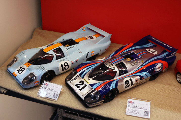 クラシックモデルレプリカ（CMR）の1/12ダイキャスト製「ポルシェ917LH」。1971年ルマンに出走したガルフカラー（写真左）とマルティニカラー（同右）だが、どちらもリタイアしたマシンというところがポイント。ちなみに総合優勝はマルティニのカーナンバー22、2位はガルフの19だった。