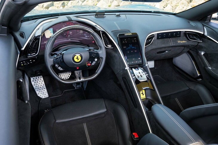 インテリアは基本的にクーペと共通で、操作系はシフトなどの運転に関わるものを除くと、高度にデジタル化。灯火類やドアミラーの操作はインストゥルメントパネル端のタッチ式コントローラーで行い、ステアリングホイールに備わるイグニッションボタンもタッチ式となる。