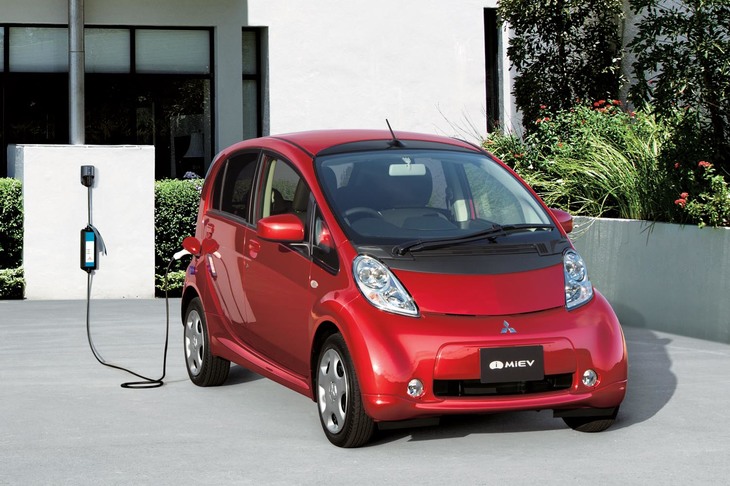 三菱のピュアEV「i-MiEV」のデビューは2009年。気がつけばご長寿モデルとなっていた。
