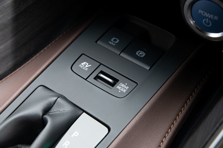 シフトセレクターの前方、センターコンソールの奥まった位置に配置されたドライブモードなどのスイッチ類。見た目が“ビジー”になる機械式のスイッチは、数を減らし、かつ車内の雰囲気を壊さぬようレイアウトされた。