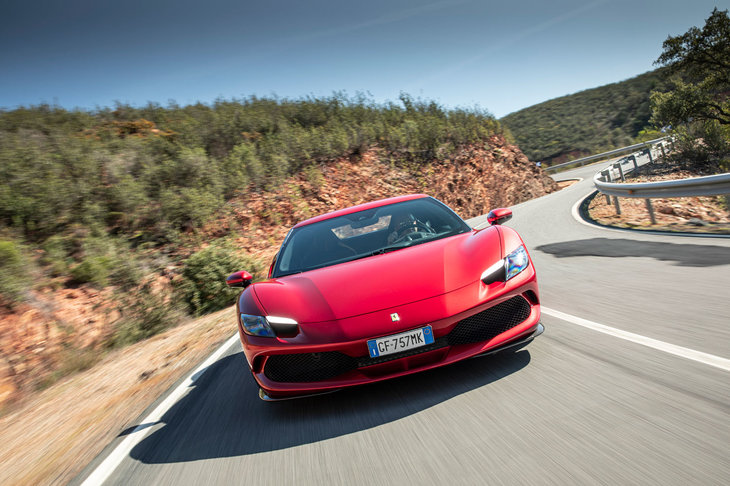 搭載されるバッテリーの容量は7.45kWhで、最大で25kmの距離を電気のみで走行できる。