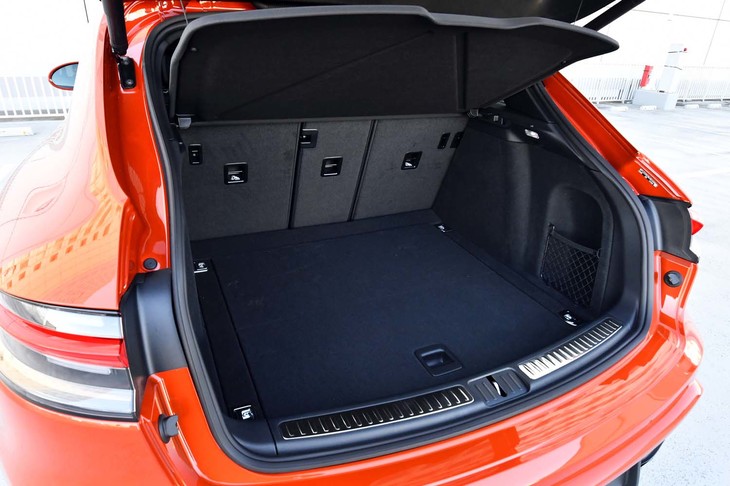 リアシート使用時の荷室。容量は458リッターとなっている。