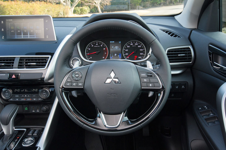 ステアリング機構は「アウトランダー」のラック＆ピニオン式電動パワーステアリングをベースに改良を施したもので、ギア比をよりクイックにするとともに、操作音の低減、操舵フィーリングの改善などが図られている。