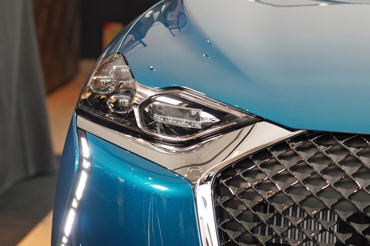 ハイビームを基本に、前走車や対向車に照射する部分だけを消灯してげん惑を防ぐ「DSマトリクスLEDビジョン」を搭載する。ヘッドランプユニットの端から下に伸びているのはデイタイムランニングライトで、パールのネックレスをイメージしたパターンでレイアウトされている。