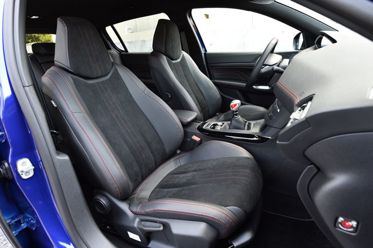 テスト車である250psバージョンのスポーツシート。270psバージョンでは、サイドサポートが張り出したバケットタイプとなる。