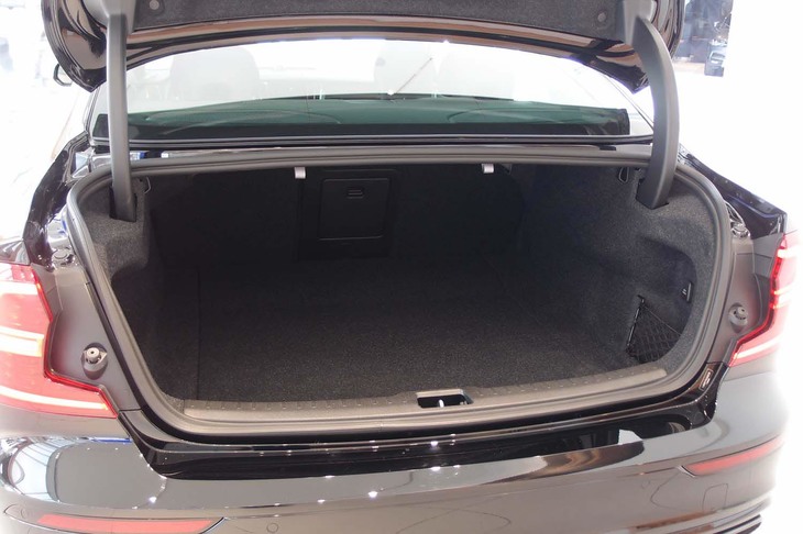 ボルボS60 T8ポールスターエンジニアード（トランクルーム）