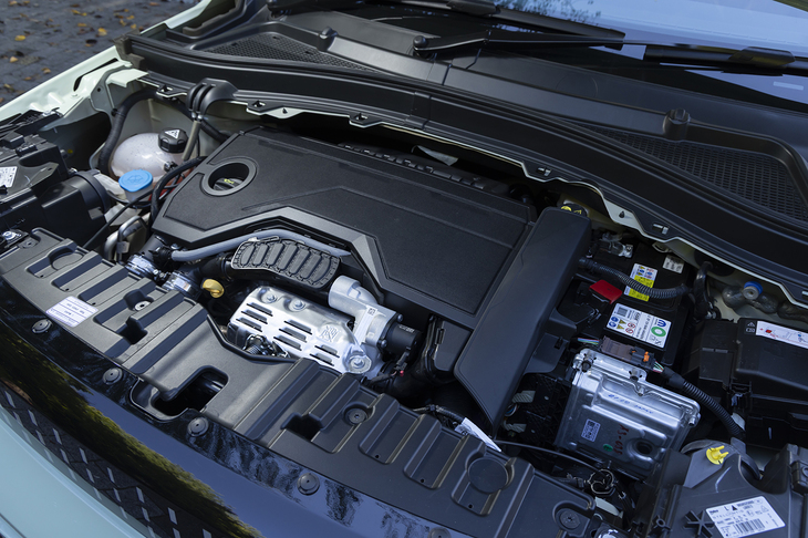 パワーユニットはステランティスグループが広範なブランドに採用するマイルドハイブリッドの1.2リッター3気筒ターボエンジン。システム出力は110PSと、ちょっと控えめだ。