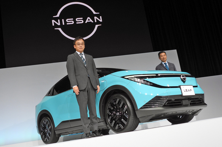 2025年10月8日の発表会より、新型「リーフ」と、日産自動車の杉本 全執行役（写真左）、磯部博樹チーフ ビークル エンジニア（同右）。