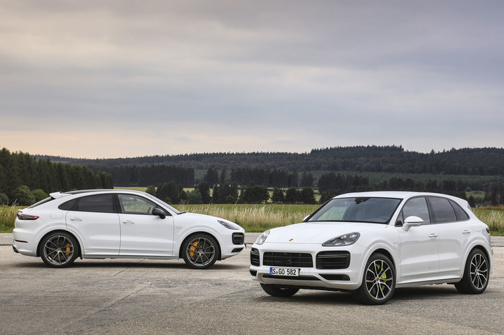 「ポルシェ・カイエン ターボS Eハイブリッド クーペ」（写真左）と「カイエン ターボS Eハイブリッド」。