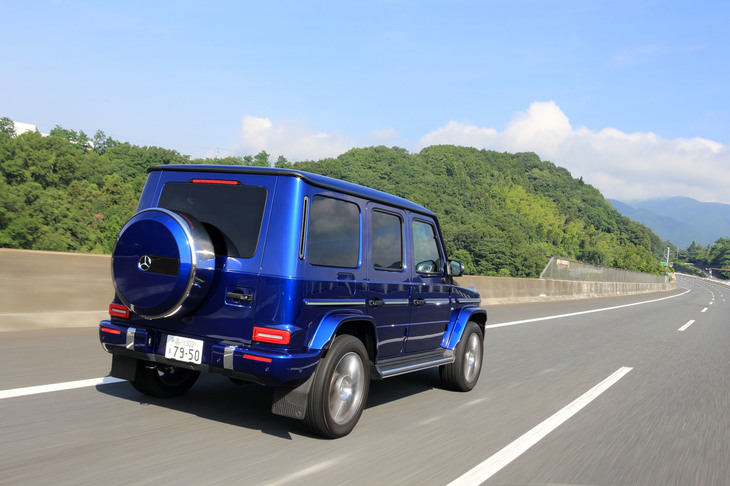 風切り音を低減すべく、現行型「Gクラス」ではサイドウィンドウに曲面ガラスを採用。それでも、デザインの工夫で板ガラスだった従来モデルと同じ雰囲気を保っている点に、メルセデス・ベンツのこだわりを感じる。