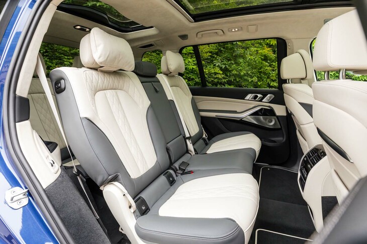 2列目はキャプテンシート仕様（2人乗り）にも仕立てられる。フワフワのヘッドレストは前席にはない装備だ。