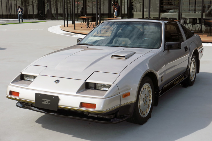 初代、2代目とは大きく異なるスタイリングと、リトラクタブルヘッドライトが目を引くZ31型。1983年に登場した3代目「フェアレディZ」だ。