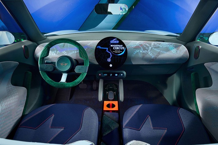 親しみやすい。センターコンソール上部には、スピードメーター、ナビゲーション、インフォテインメントを表示するトラベルサイズのデジタルディスプレイが、MINIらしいスタイルで鎮座している。