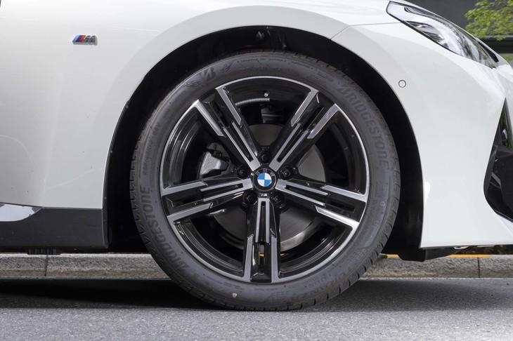 タイヤ＆ホイールは18インチがスタンダード。「Mスポーツブレーキ」などとセットの「ファストトラックパッケージ」を装着すると19インチにアップグレードされる。