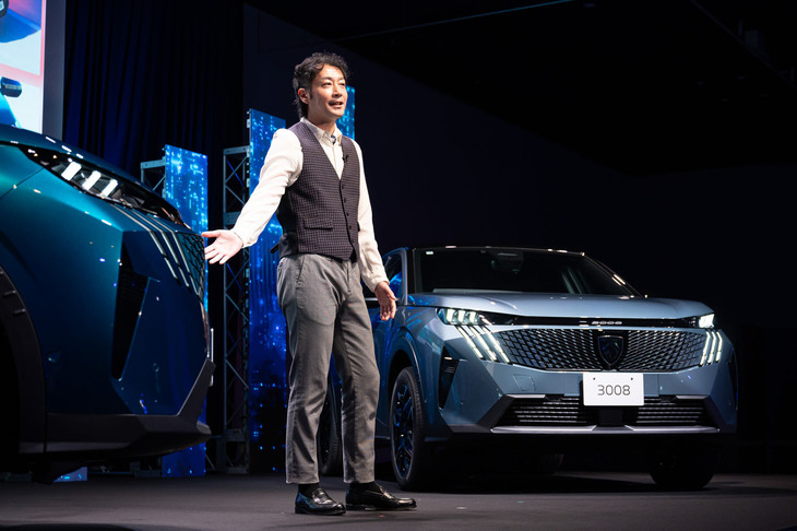 「プジョー3008」の発表イベントでステージに立ったプジョーブランド統括の小川準平氏。