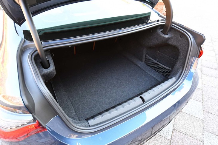 開口部の大きなトランクルーム。積載容量は4人乗車時で440リッターとなっている。