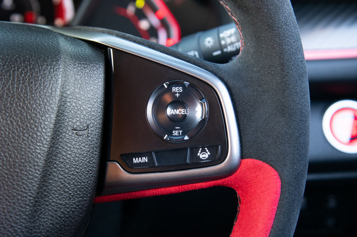 自動緊急ブレーキや車線逸脱抑制機能、オートハイビームなどに加え、運転の負担を軽減するアダプティブクルーズコントロールも搭載される。