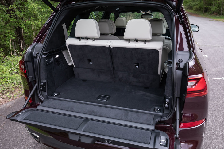 上下に分かれて開閉するソフトクローズ機構付き電動リアゲートを標準装備。3列目シート使用時（写真）の荷室容量は326リッターとなっている。