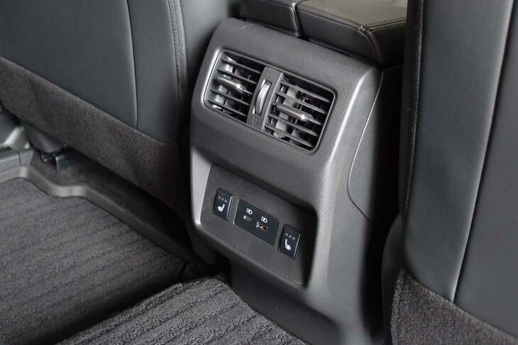 日産エクストレイルX e-4ORCE エクストリーマーX（リアシート用のエアコン吹き出し口）