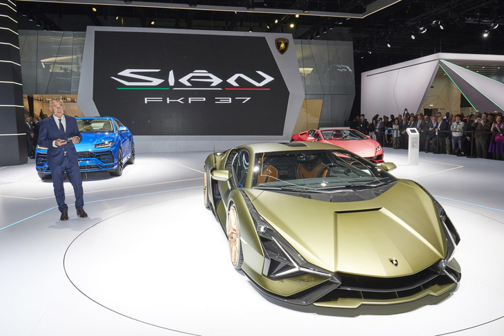 2019年フランクフルトモーターショーのランボルギーニブースで行われたプレスカンファレンスのシーン。ステージ上で、同社のマウリツィオ・レッジャーニCTOが「シアンFKP 37」の車両概要やハイブリッドのメカニズムを紹介した。