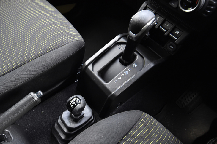シフトレバー（写真中央）のそばには駆動方式を手動で切り替えるトランスファーレバー（写真左下）がレイアウトされる。