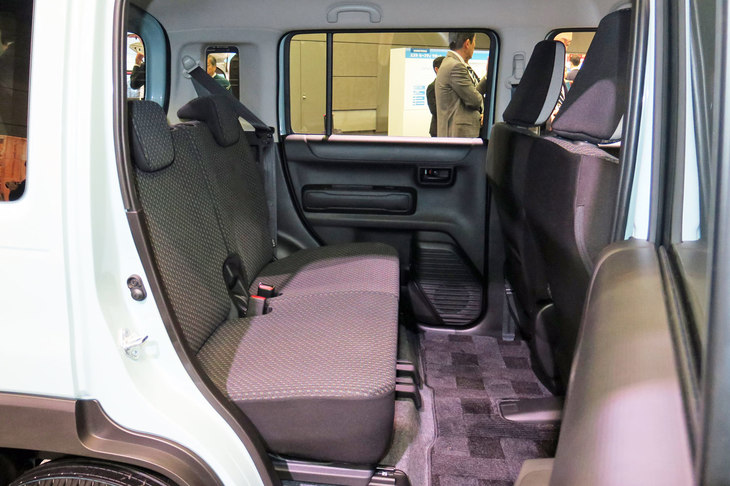 足もとの広さが印象的なリアシート。前後席間距離は初代より35mm長い1035mmとなった。