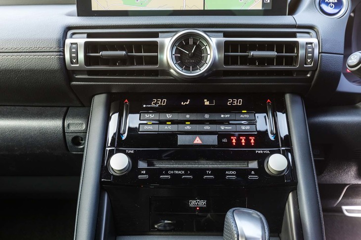 インストゥルメントパネルにはクロックが備わる。微粒子イオンを使って快適な室内を保つ「ナノイーX」は全車に標準装備される。