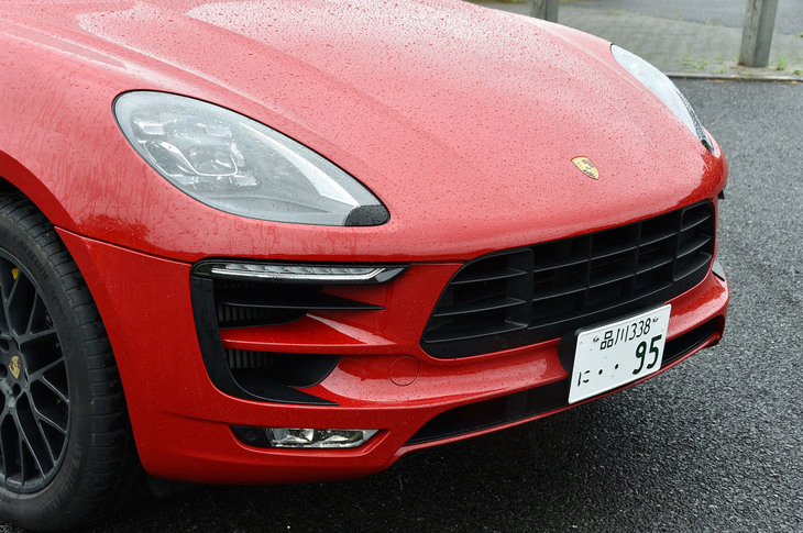 ブラックのフロントエプロンやグリルが特徴的なフロントまわり。ハイビームの照射範囲が自動調整できる「PDLS＋」付きのLEDヘッドライトは、12万5000円のオプションとして用意される。