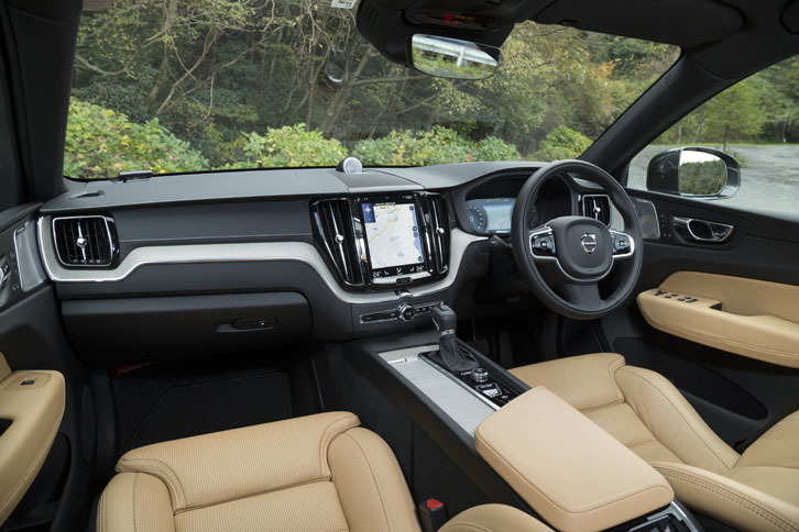 「XC60 T5」のインテリア。上級グレード「インスクリプション」では、ファインナッパレザーやドリフトウッドなど、こだわりの素材が採用されている。