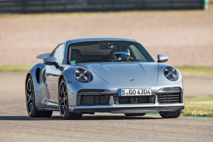 「911ターボ」は、テストコースにおけるタイム計測では他の2台をしのいでみせた。