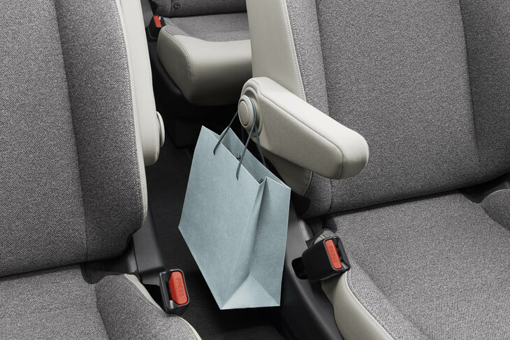 フロントシートの内側アームレストにコンビニフックが備わる。こうした日常使いで便利な機能やこだわりの工夫が新型「フリード」には数多く採用されている。