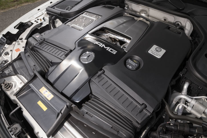 最高出力612ps、最大トルク850Nmを発生する4リッターV8ツインターボエンジン。燃費を向上させる気筒休止システムも備わる。