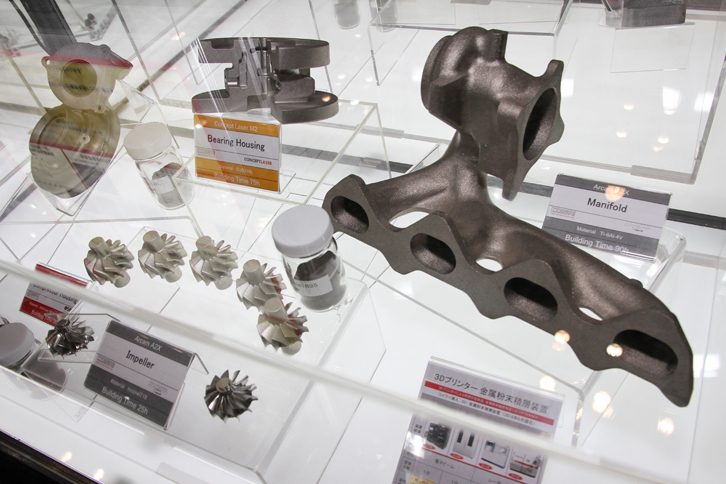 増えつつある3Dプリンターで製作した部品の出展。これはコイワイのブースに展示されていたもので、右側のアルミ製マニホールドの製作に要する時間は90時間とのこと。