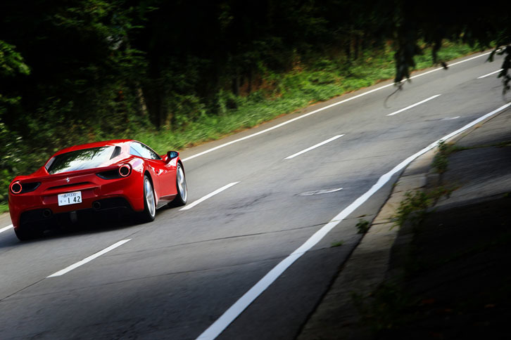 今回の試乗距離は約380km。満タン法による燃費は6.8km/リッターとなった。燃料タンク容量は78リッター。