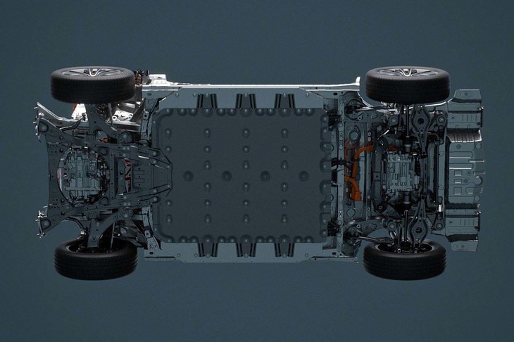 フロアにはリチウムイオンバッテリーが平置きされる。「さらに重ね置きしてまで電池容量を増やさない現状のパッケージングこそがベスト」と開発者は説明する。