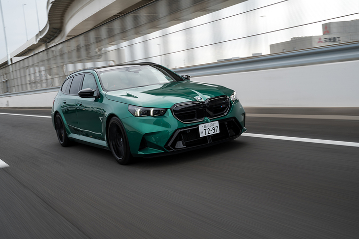 パワートレインは4.4リッターV8ツインターボにモーターを加えた4WDのプラグインハイブリッド。先代「M5」はV8エンジンのみでも十分に力強かったわけで、そこにモーターが加勢するのだから当然速い。