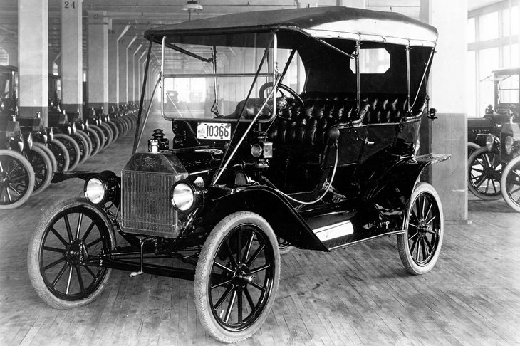 1908年10月1日に発表された「T型フォード」。安価で丈夫な実用車として、たちまち人気を博した。