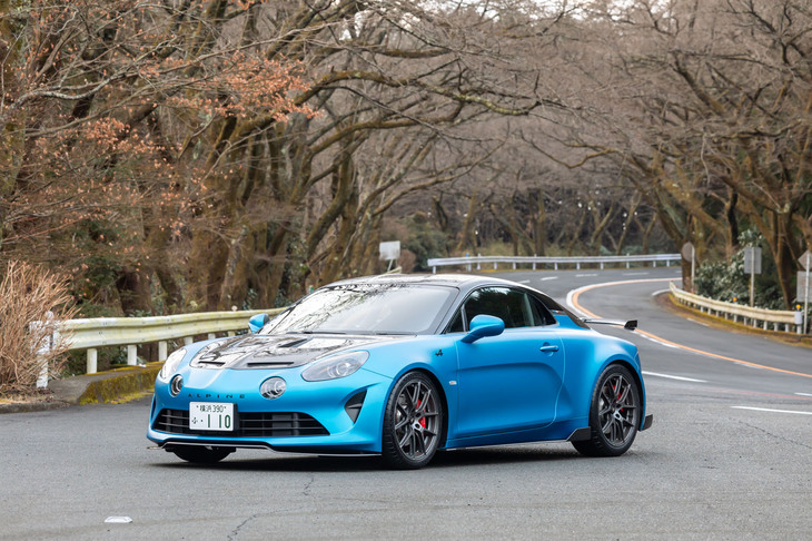 【アルピーヌA110 Rチュリニのスペック】
	ボディーサイズ：全長×全幅×全高＝4255×1800×1240mm／ホイールベース：2420mm／車重：1100kg／駆動方式：MR／エンジン：1.8リッター直4 DOHC 16バルブ ターボ／トランスミッション：7段AT／最高出力：300PS（221kW）/6300rpm／最大トルク：340N・m（34.6kgf・m）/2400rpm／タイヤ：（前）215/40ZR18 89Y／（後）245/40ZR18 97Y（ミシュラン・パイロットスポーツ カップ2）／燃費：--km/リッター／価格：1610万円
	
	【取材時の燃費データ】
	テスト距離：160.4km（市街地1：高速道路7：山岳路2）／使用燃料：15.3リッター（ハイオクガソリン）／参考燃費：11.0km/リッター（満タン法）／10.5km/リッター（車載燃費計計測値）