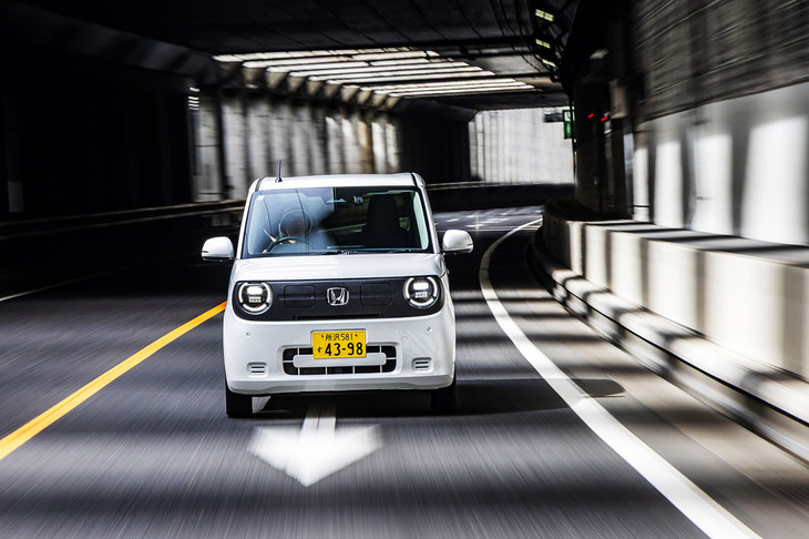 モーターの精密なコントロールで着実に加速。滑らかながら秘めたパワーを感じさせる「N-ONE e：」の走りは、街なかはもちろんのこと高速道路でも好印象が続く。追い越しをかける際の加速も十分である。