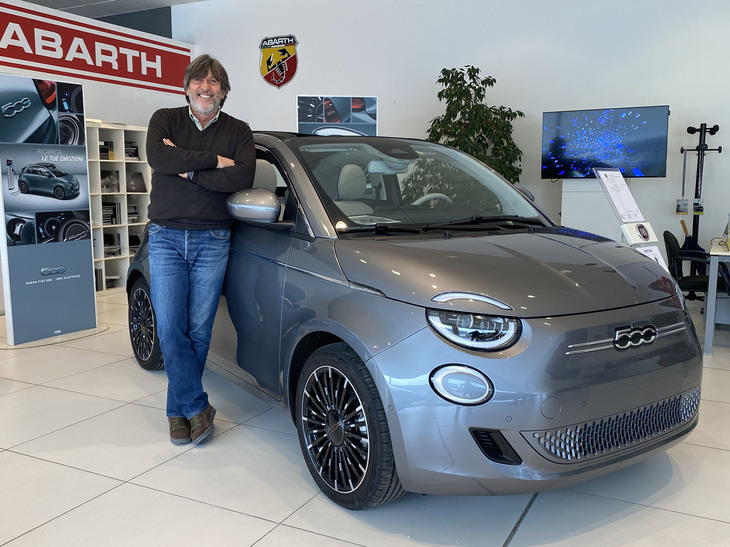 ショールーム入荷の第一報をもたらしてくれたセールスパーソンのフランチェスコ・タッデオ氏（撮影のためマスクを外しています）。