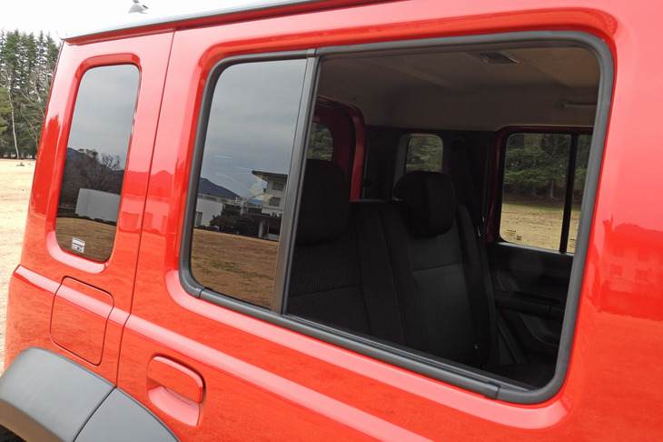 リアドアウィンドウは2分割されており、前3分の2が下端まで開口する。