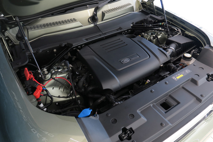 ランドローバー・ディフェンダー110 アドベンチャーパック装着車（エンジン）