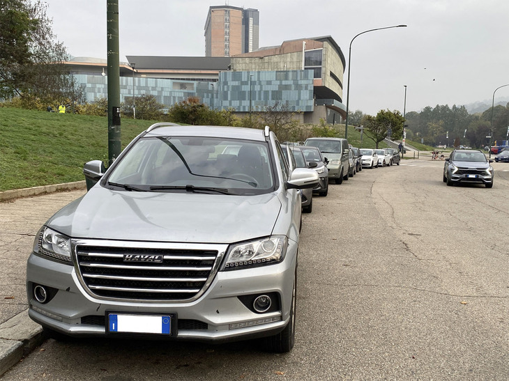 2022年11月、トリノ自動車博物館をバックに。中国・長城汽車系のプレミアムSUV「ハヴァル」（写真左）の脇を通り過ぎようとしているのは、「キア・スポルテージ」の最新型。イタリアを代表する自動車都市でも、このような光景が見られる。