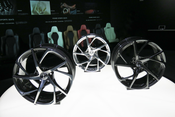 ホイールの種類は3種類。通常のペイント仕上げに加え、切削加工やポリッシュ加工のものも用意される。