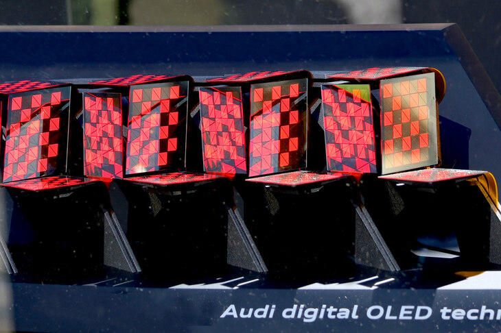 「アウディOLEDテクノロジー2.0」の解説。その多様な表示能力で、将来は“car to Xコミュニケーション”の一端を担えると説く。これは筆者の考えだが、クラウドから配信される危険情報を表示し、後続車に知らせるといったことも可能だろう。